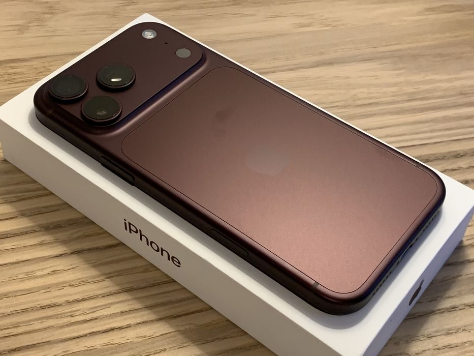 iPhone 18 Pro Max - Burgundy (RESERVADO)