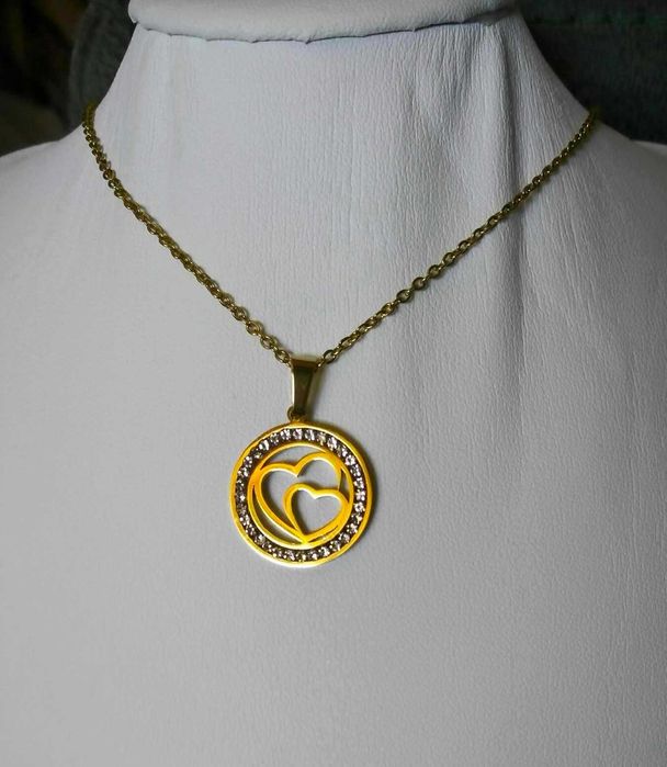 Colar Aço Dourado c/ 2 Corações Rodeado de Brilho NOVO