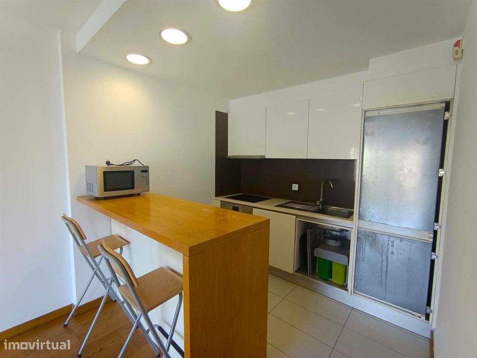 T1 mobilado C/ varanda e garagem