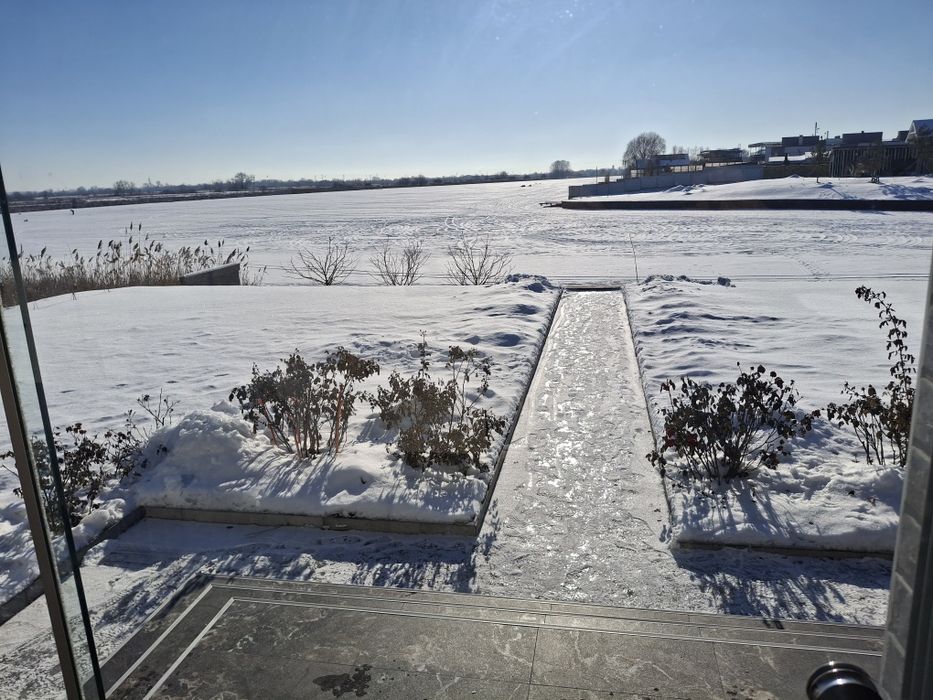 Будинок з сольовою лазнею на березі озера, зимова рибалка.