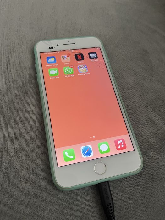 IPhone 8 Plus com ecrã partido