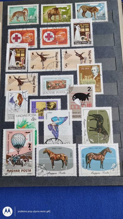 Klaser ze znaczkami z różnych krajów.