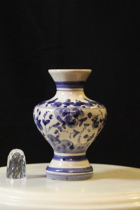 Vaso cerâmica português feito à mão, anos 80, pequeno, azul e branco,