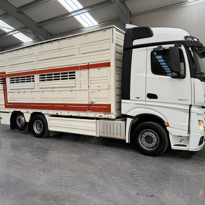 Mercedes do przewozu bydła