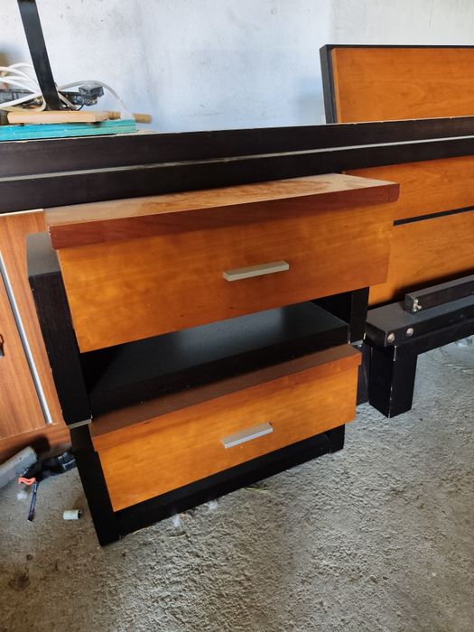 Cama de casal com duas mesinhas de cabeceira