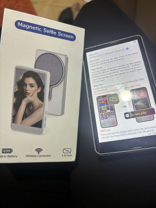 Magnetic selfie screen