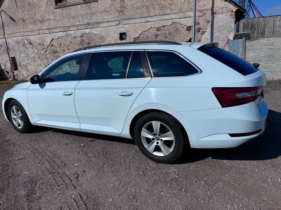 samochód osobowy SKODA SUPERB