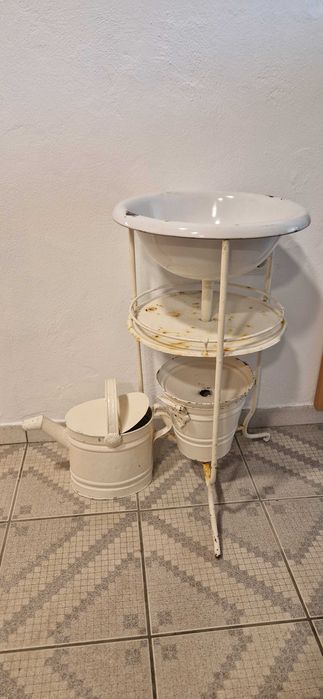 Lavatório antigo com várias peças