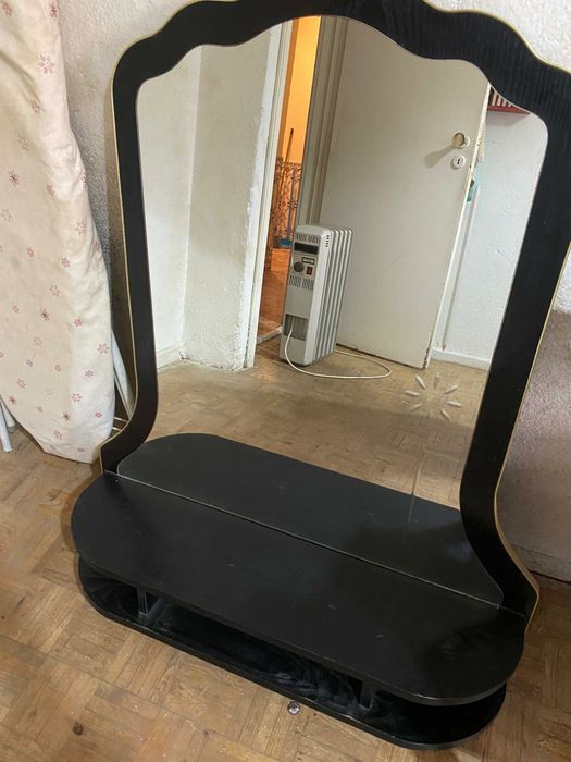 Móvel com um espelho