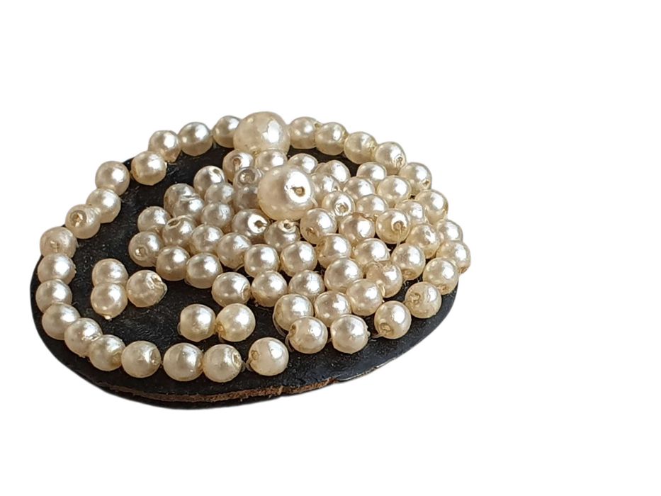 Stara zapinka przypinka oznaka brożka z perłami koralami lata 60/70