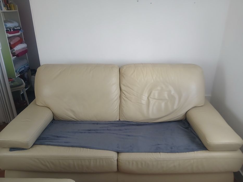 Sofás  Pele creme claro.Como novos muito estimados.