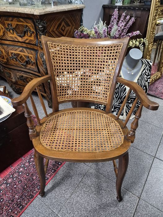 Cadeira clássica com palhinha natural.