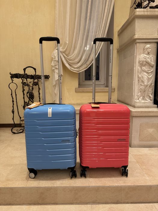 American tourister мала нова валіза S синя червона