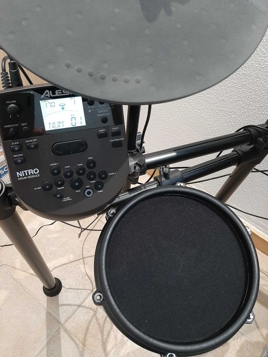 Bateria Eletrónica Alesis Nitro Mesh Kit + Banco + Saco com Baquetas