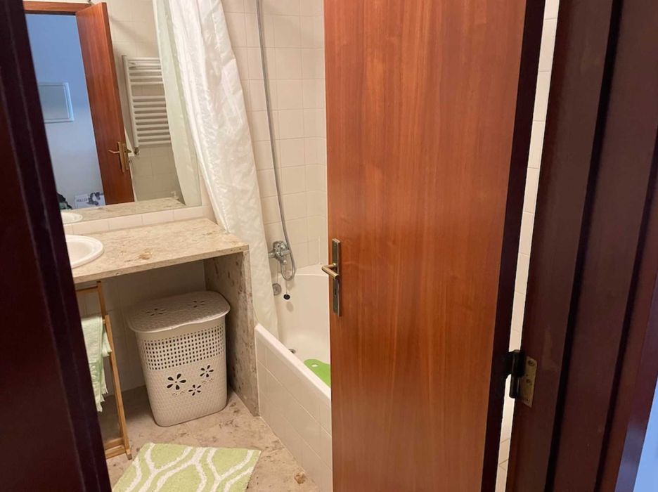 Apartamento T1 perto do mar com lugar de garagem e mobilado