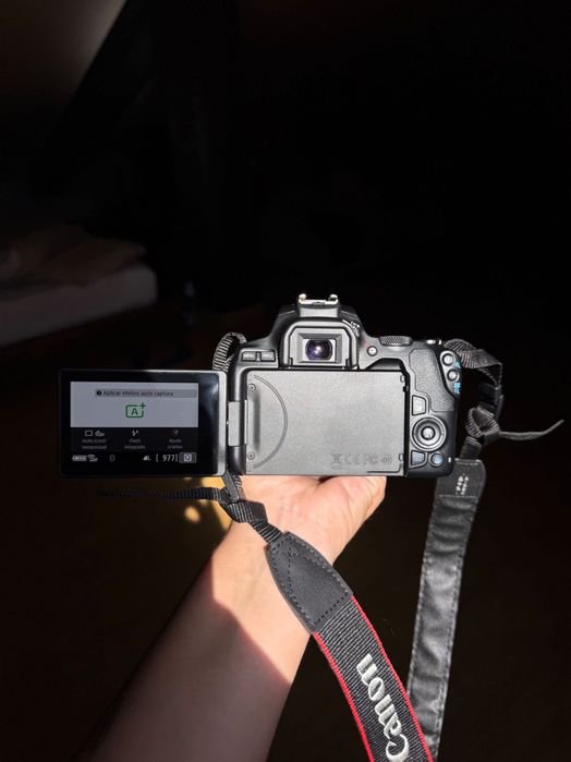 Máquina Canon EOS 250d