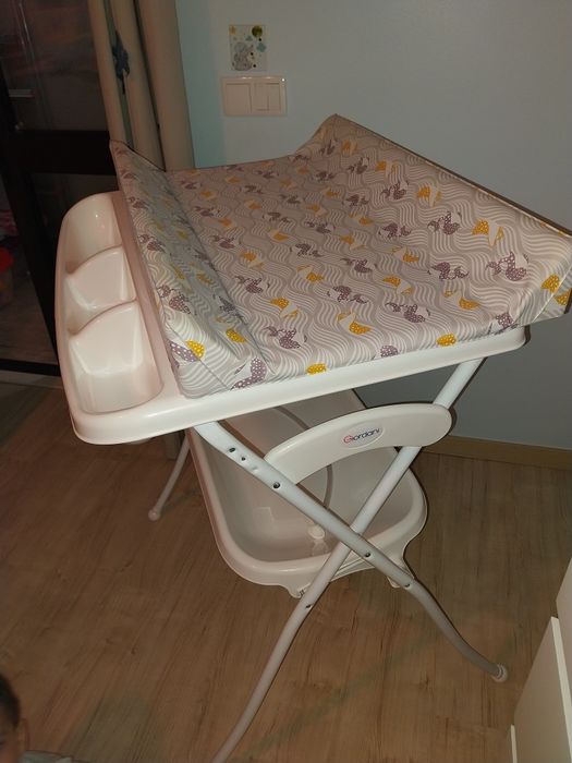 Banheira de bebé com muda fraldas