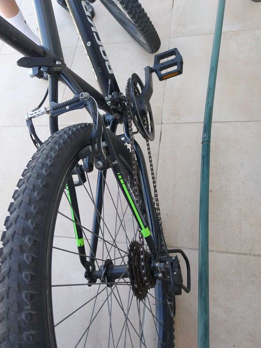 Bicicleta roda 24 em bom estado tem algumas marcas de uso.