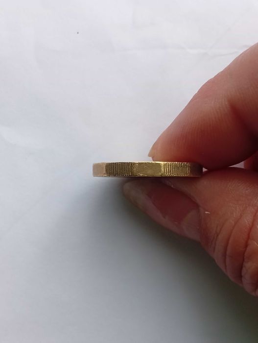 Brilhante e com defeito: moeda de Elisabeth II, one pound, 2017