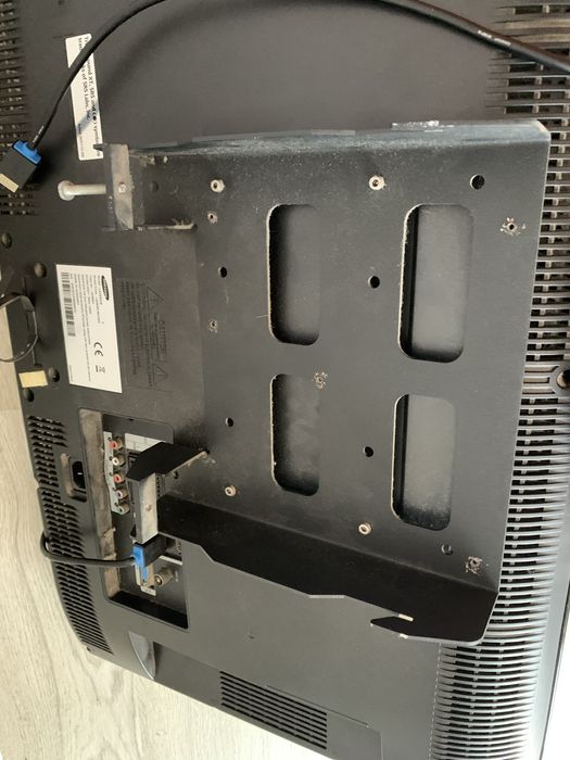 TV Samsung de cerca de 32” (modelo antigo)
