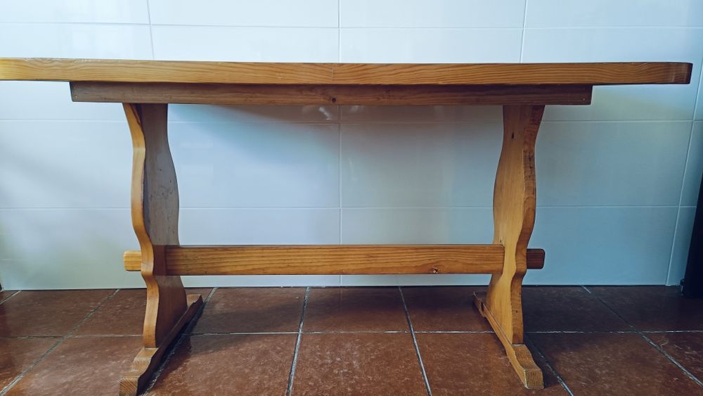 Mesa de cozinha em pinho com 4 cadeitras