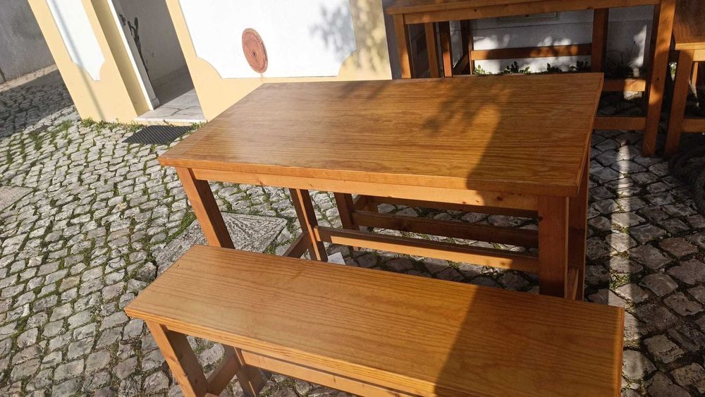 conjunto de mesas e bancos