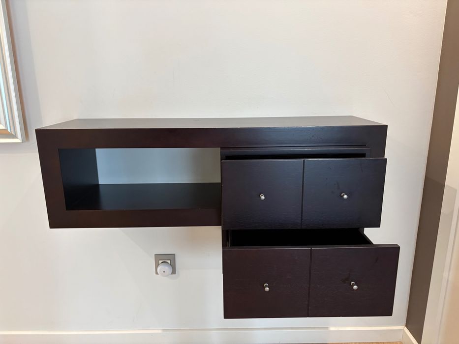 Móveis da sala de estar e da entrada do mesmo design