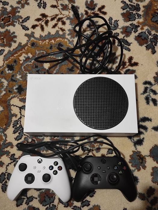 Продаю xbox series s з двома геймпадами