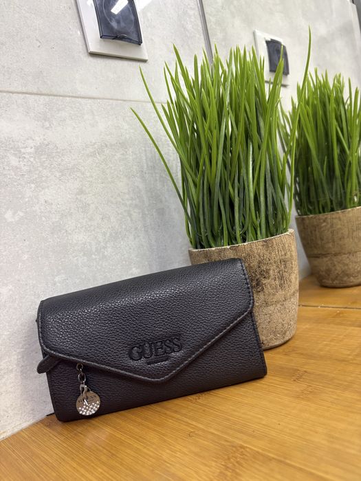 Piekny  portfel Guess