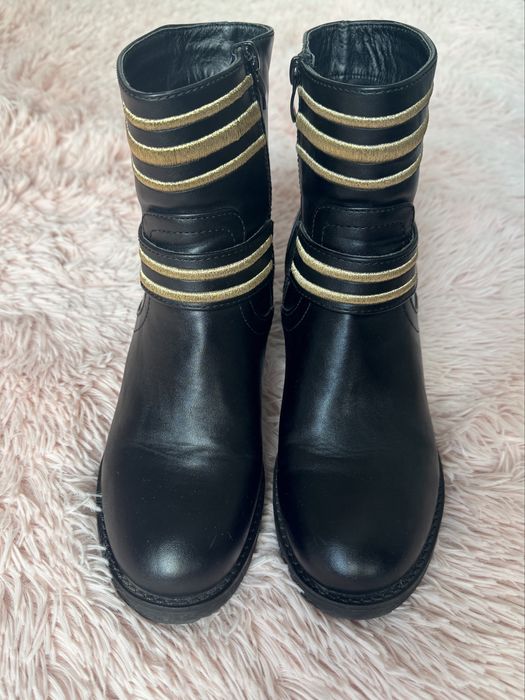 Czarne botki ze zlotymi zdobieniami