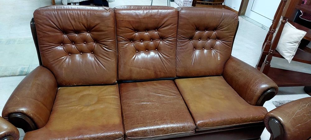 Sofá 3 lugares + 2 poltronas em cabedal