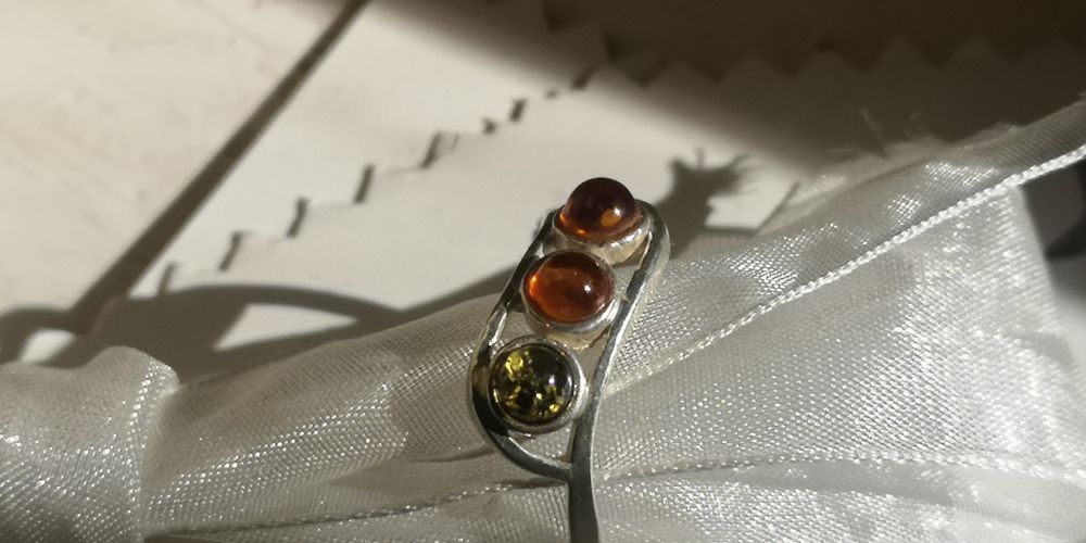 srebrny pierścionek z bursztynami pr. 925 waga 2,24