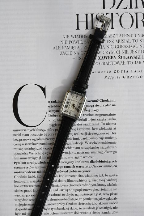 Vintage zegarek z czarnym paskiem i białą tarczą retro old money