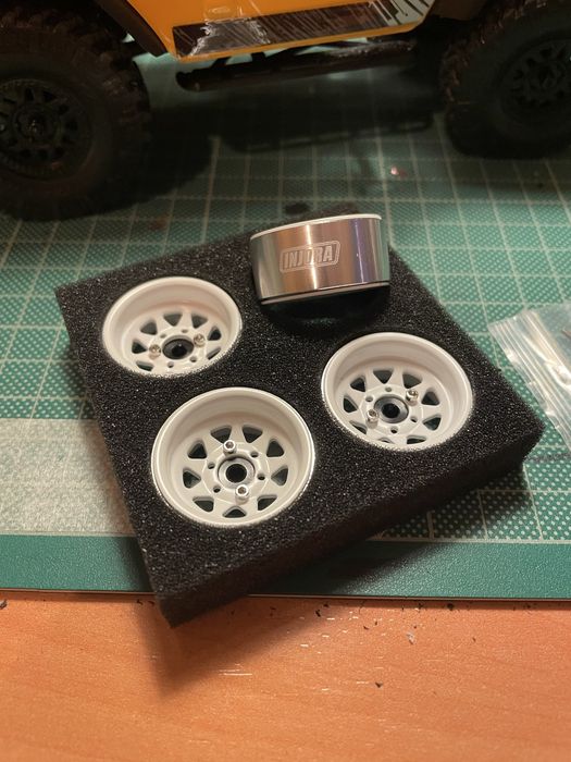 Axial Scx24 1:24 rock crawler com extras