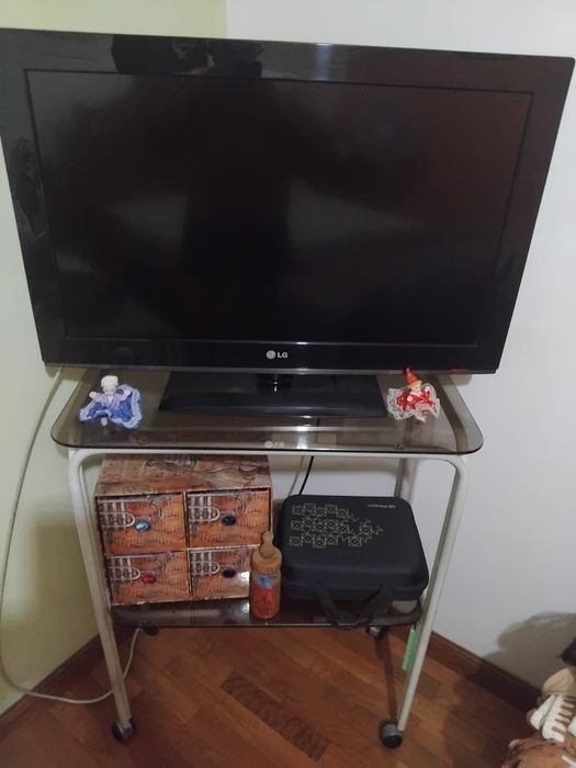 Vendo televisão com mesa incluída