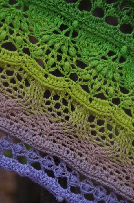 Niespotykana chusta w leśnych kolorach.