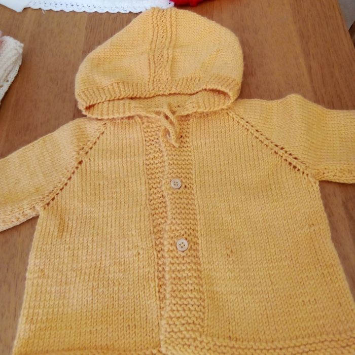 Casaco bebé feito á mão