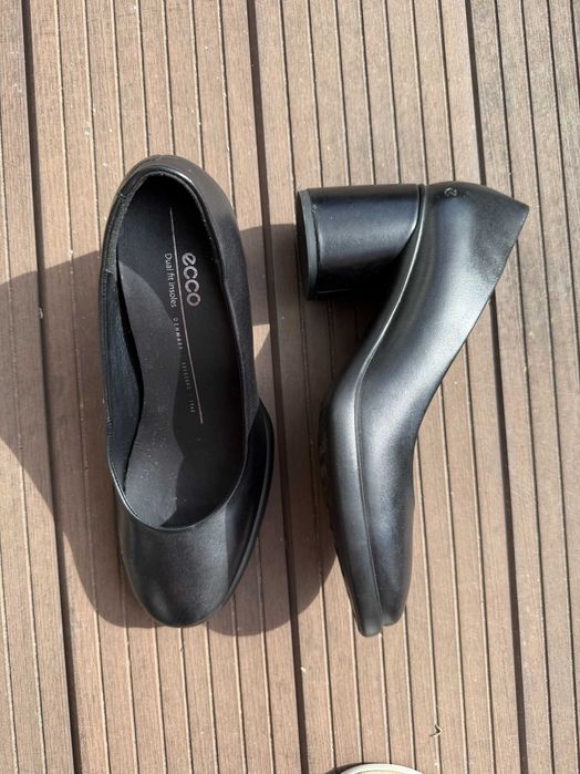 Sapatos ECCO em Pele Preta com Salto – Tamanho 38