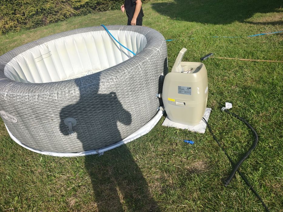 Jacuzzi pompowane wraz z nadmuchiwanym pokrowcem