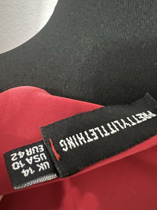 Czerwona sukienka długi rękaw marszczona dekolt
