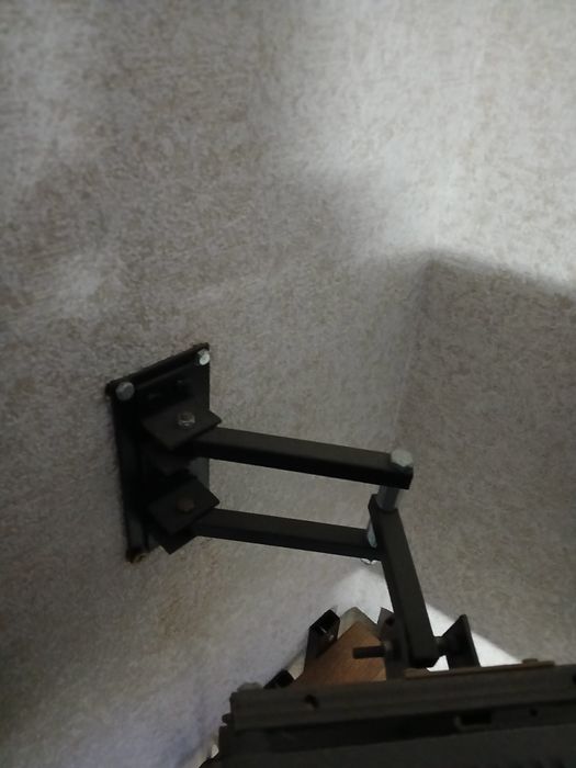 Телевізор Saturn 32 + кутова поличка + кріплення