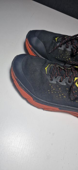 Hoka  42 2/3.      .