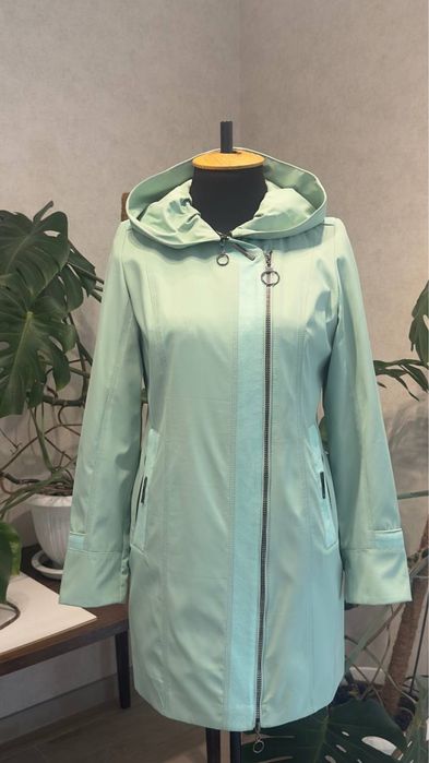 Стильна весняна вітрівка