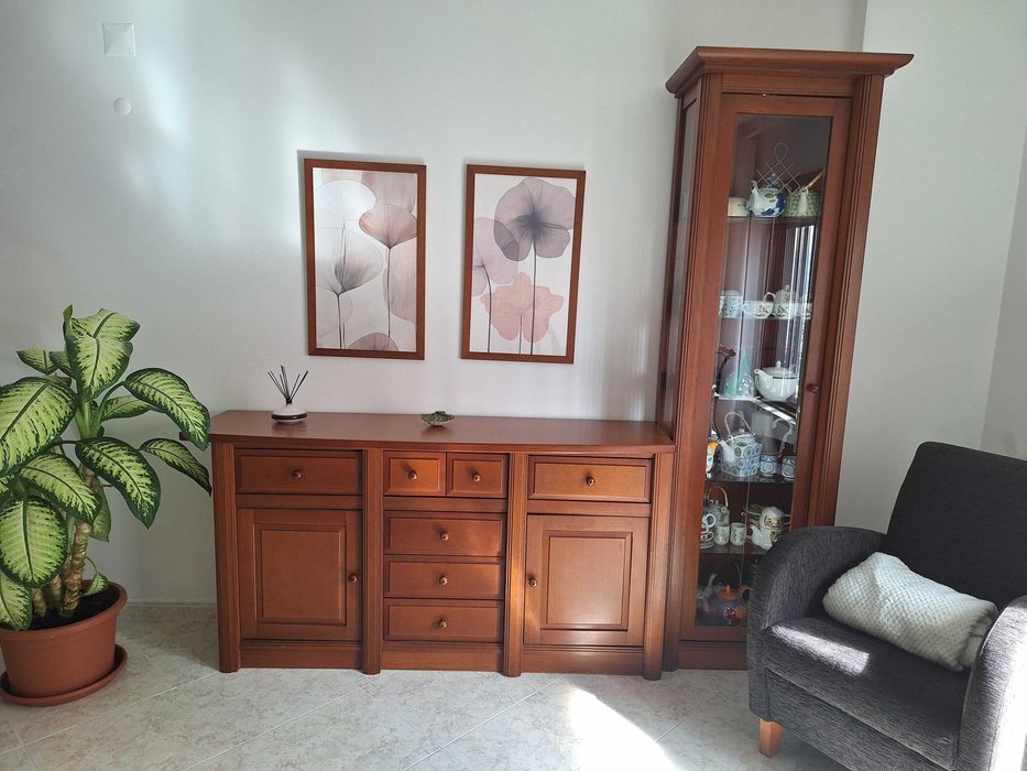 Movel sala mais cristaleira, mesa e quatro cadeiras