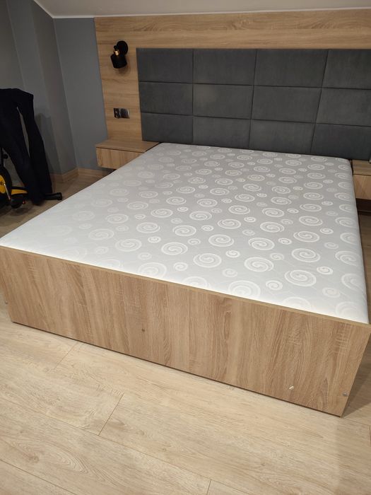 Łóżko 160x200 z materacem na stelażu.