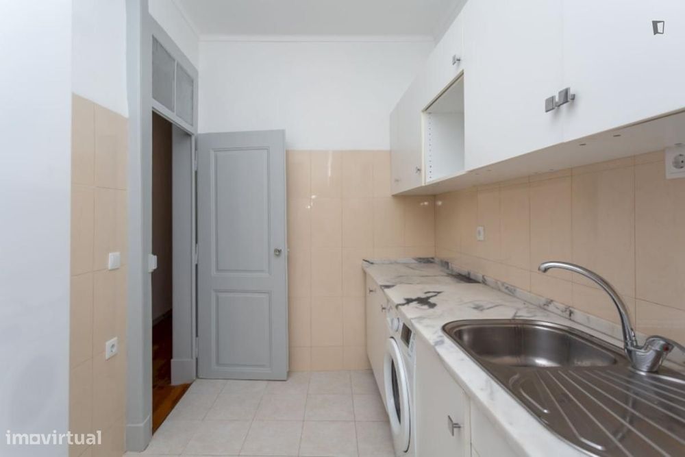 Apartamento com 5 quartos - localizado em Anjos Lisbon