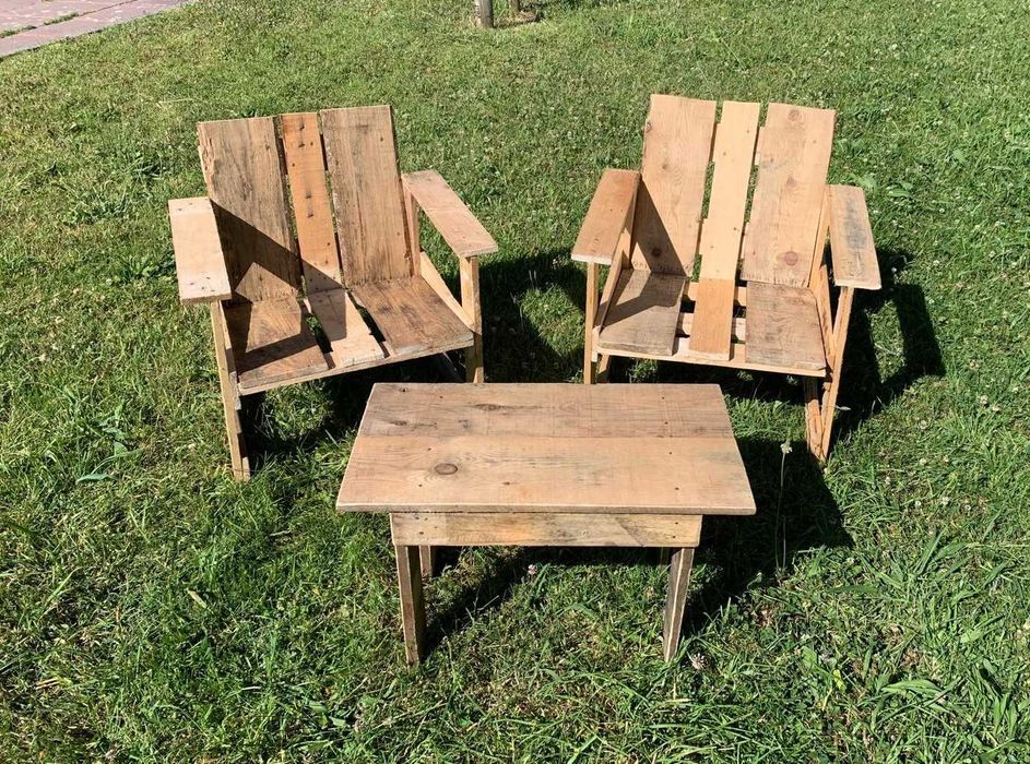 Conjunto para jardim, dois Cadeirões, e uma mesa de apoio