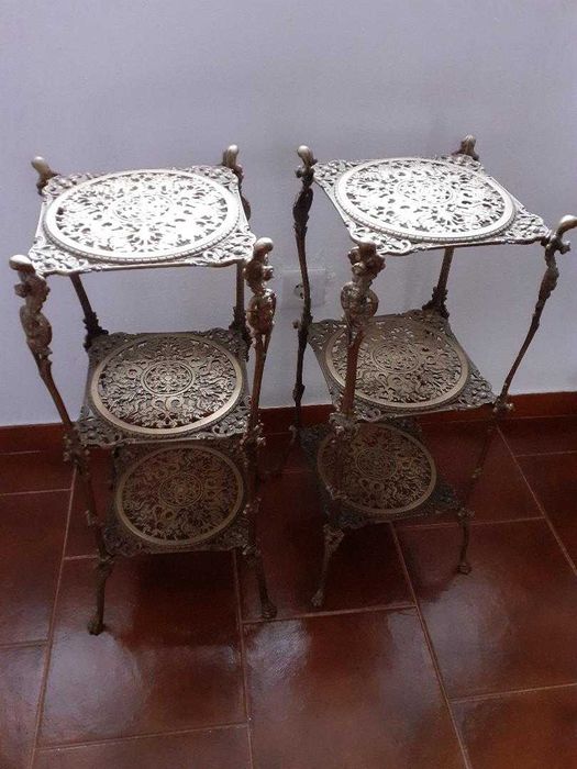 2 mesas de apoio, antigas, em bronze