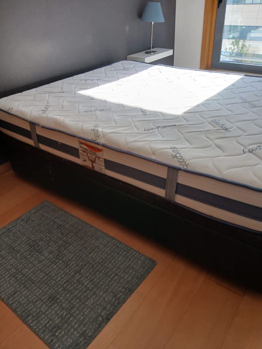 Vende-se cama com estrado e colção semi novo