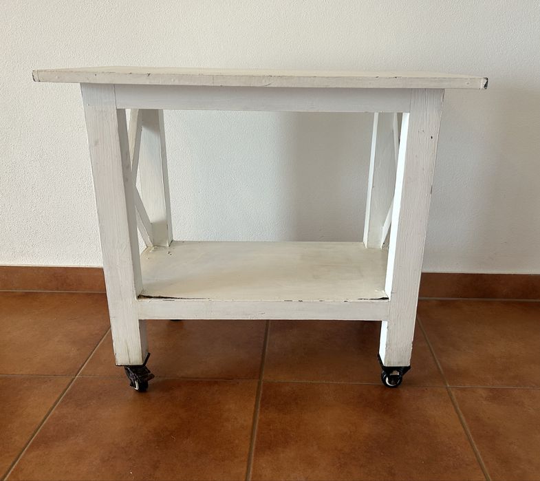 Mesa em madeira maciça com rodas para restaurar